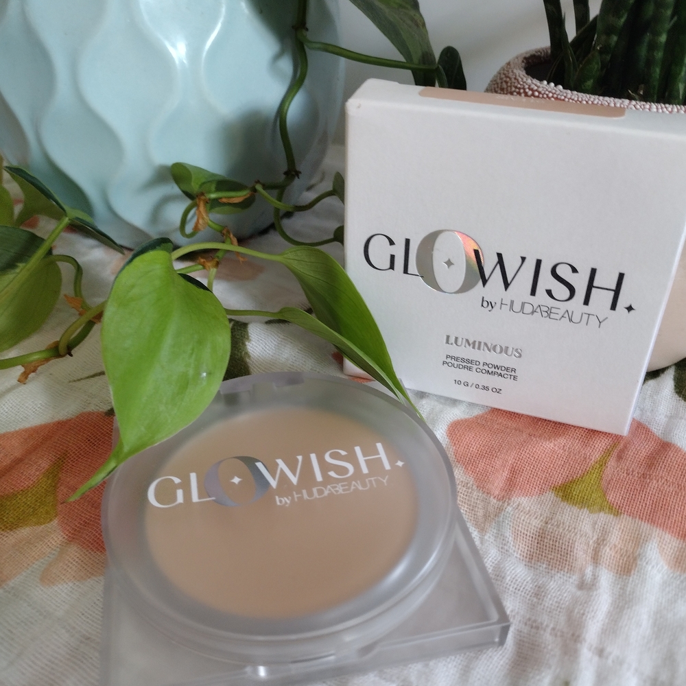 HUDA BEAUTY Glowish Luminous Pressed Powder - Beige